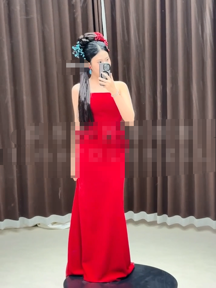 推特极品上海女神【南南爱吃糖】白富美户外露出 淫荡妩媚的小眼神