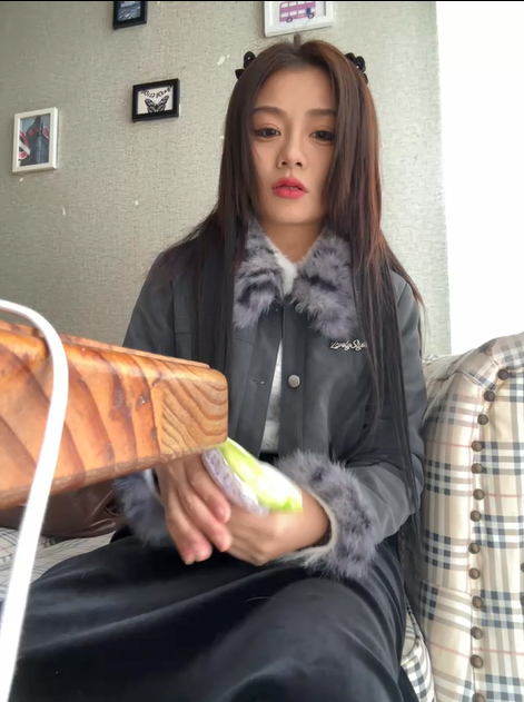大胆御姐，反差骚母狗【Asia-GoodLuck】户外极限露出，快餐店肉丝开裆脸穴同框自慰抽搐，还要注意旁边人好刺激