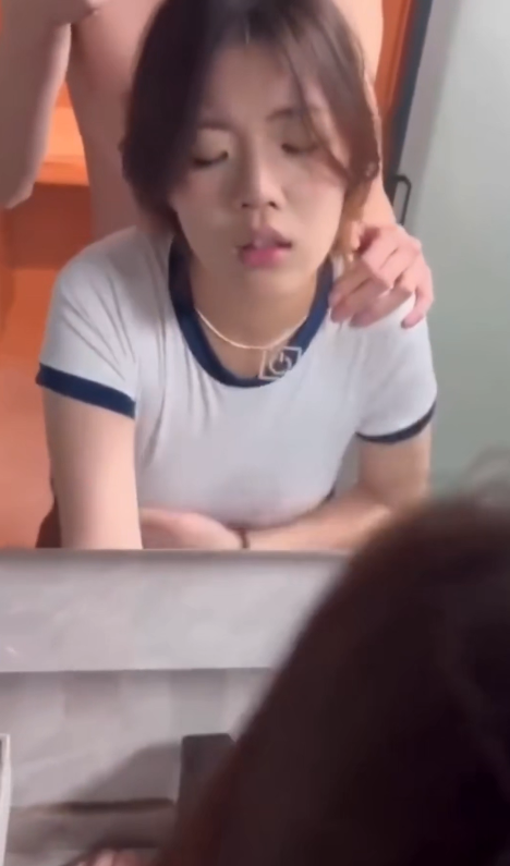 这眼镜妹是真骚，跟男友搞了3_4次，顶得住吗他【988m】