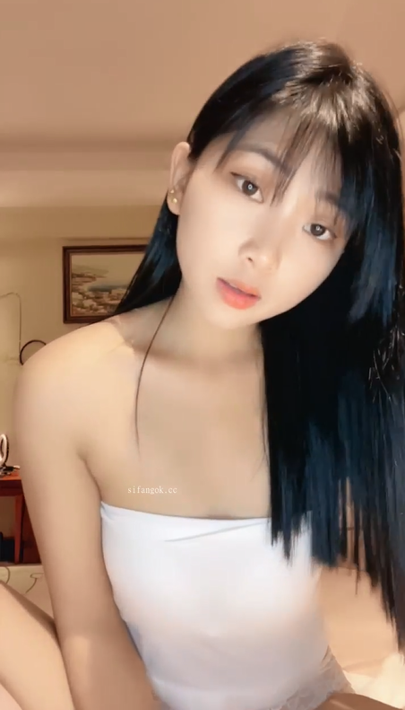 【康妹】高颜值呆萌眼镜妹 大尺度收费秀看得鸡巴邦硬 喜欢眼镜妹的不要错过8v