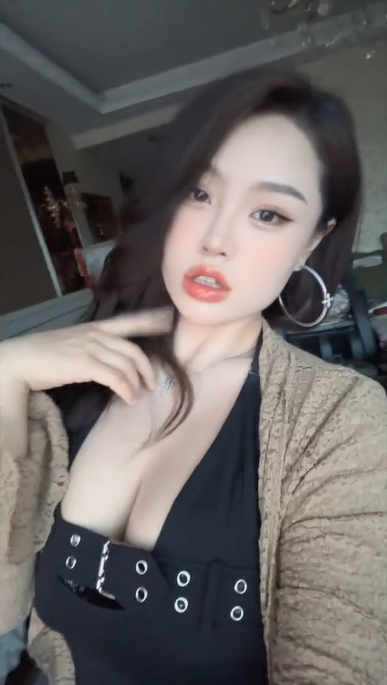 抖音颜值少妇【蓉蓉baby】巨奶少毛一线天，掰逼给大哥提供飞机价值，看到大哥巨屌当场发情排卵