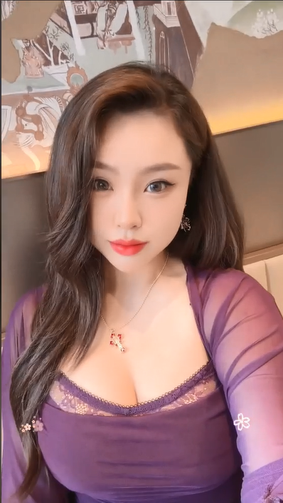 抖音颜值少妇【蓉蓉baby】巨奶少毛一线天，掰逼给大哥提供飞机价值，看到大哥巨屌当场发情排卵