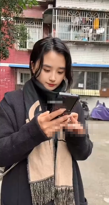 推特露脸淫妻博主。【江西奇妙淫妻 红尘妃子】，过年回家在村口，突发奇想公厕口交啪啪2v
