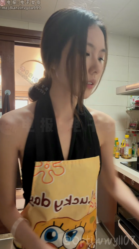 推特高颜值阿黑颜「胆胆」妈妈下班给儿子和来家里的同学做饭，做饭途中儿子当着同学的面在厨房偷偷要妈妈口交