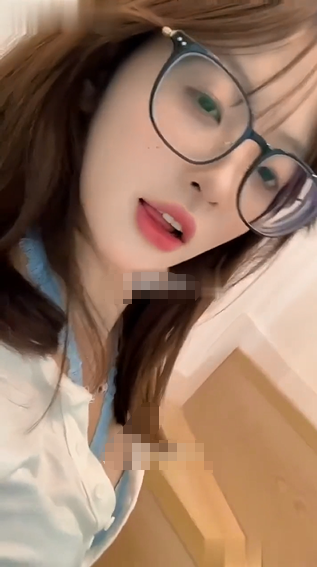 【抖音泄密】，40万粉眼镜顶级美女【小今大王】露点，自摸，掰B特写，反差感强，少女身材超诱人！