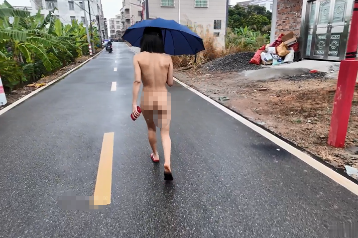 天花板露出狂人【cikaimoon】最新作品，雨天打伞全裸居民区闲逛一路惊险刺激