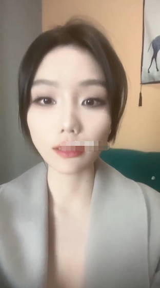 两个极品美女带回家中，尽情调教互插互亲