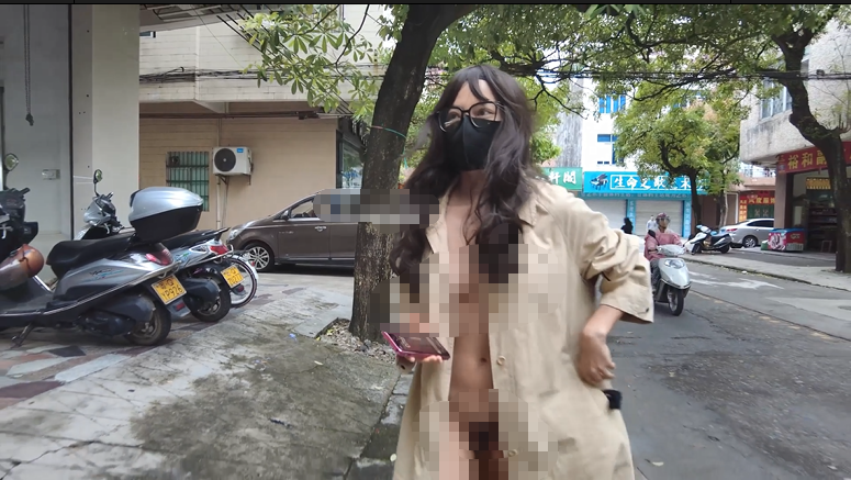广东阳江，【cikaimoon】，白天风衣露出逛街，路过公安局也不怕，街上人来人往，好多人看见都惊呆了