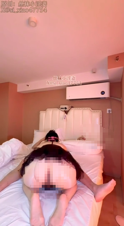 丝袜美熟女淫妻之路「丝袜小淫妻」娇妻过年没在家，被金主大哥包了一星期，大年三十都在被操！丝袜都玩坏好几双