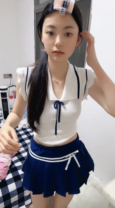 【小佳宝】超甜校花美乳粉逼