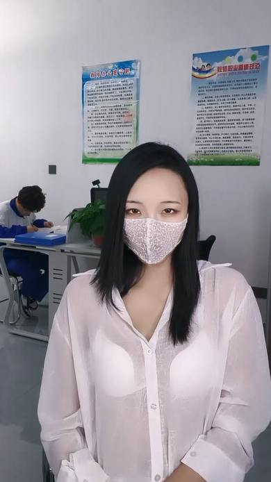 老师在办公室直播，把学生叫到办公室指导，表现得好给点奖励。