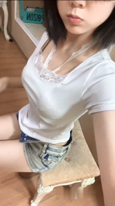娃娃脸大奶小嫩妹被金主包养，露脸性爱自拍，人瘦奶大娇小耐肏