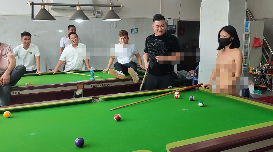 人气露出女神，超大胆，【cikaimoon】，全裸台球厅打球，引一群男人开心围观，兄弟们好想扑上去干她！