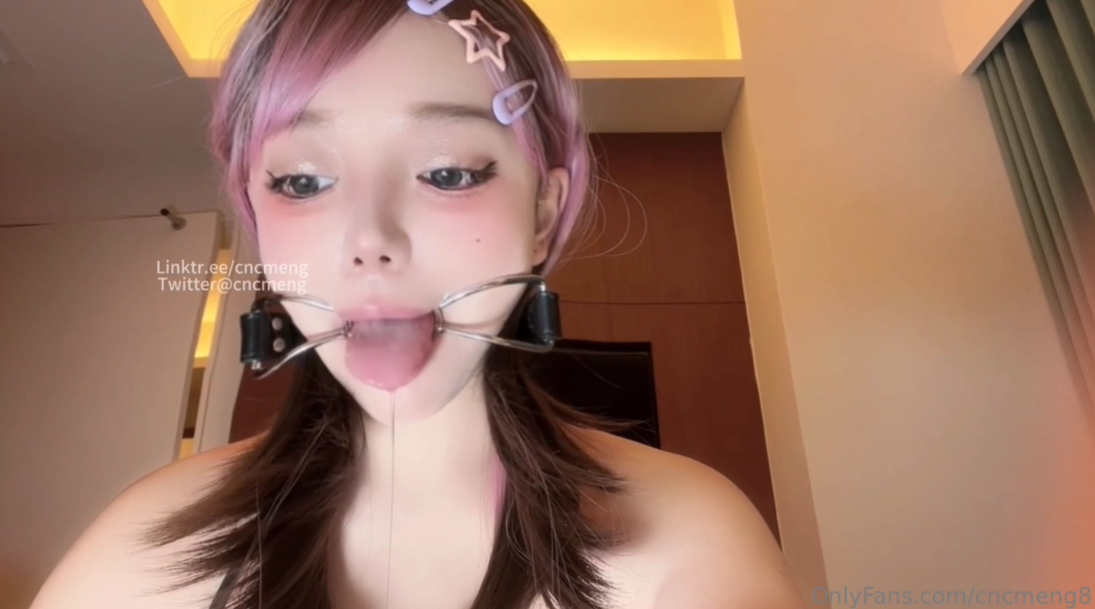 母狗欲梦子 淫欲福利姬脸穴同框性感开档黑丝连体服自慰，肥美白虎鲍鱼淫水泛滥🥹都戴上口枷了，上面也不塞根肉棒【789m】