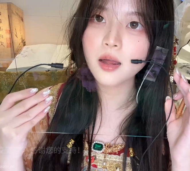 椰椰拿铁_新年限定·火树银花｜汉服露脸果酱玻璃板舔屏1V323M百度盘