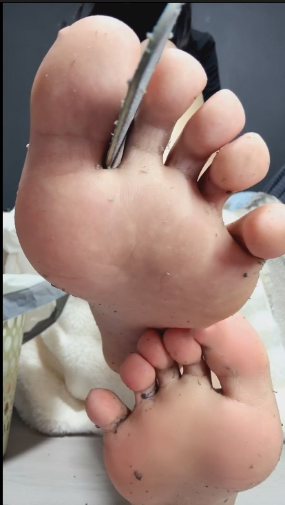 玩物直播姜琦琦-251202 红绿灯脚泥口水榨精+红绿灯运动鞋白棉袜【2V】【641MB百度云】