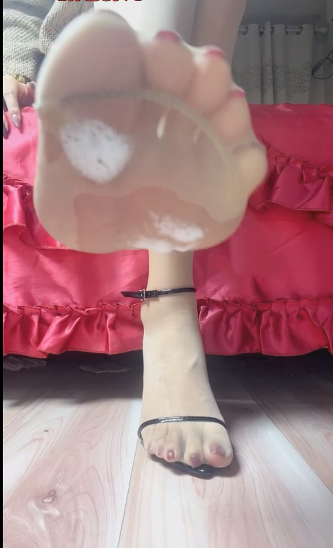 玩物直播颜艺很sss-251208 红绿灯多视角丝足榨精【1V】【428MB百度云】