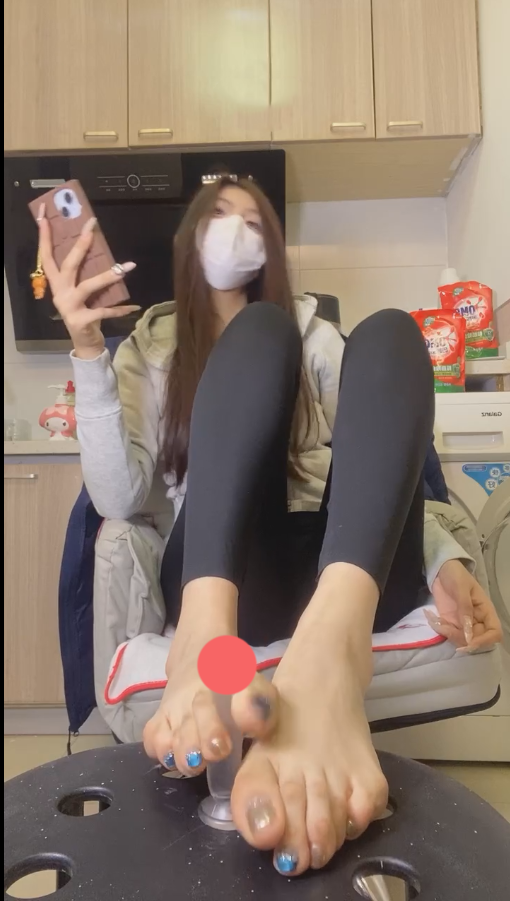 玩物直播小懿-251202新做的美甲人字拖红绿灯【1V】【610MB百度云】