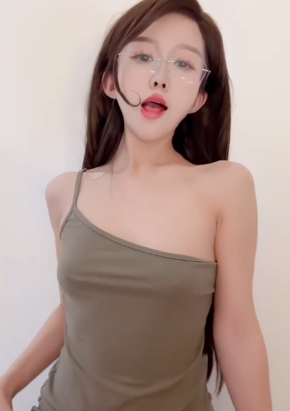 长腿露脸嫩妹高价定制，长发眼镜，灰色连体吊带，手指抠逼捏奶，M腿顶胯模拟被操，舔红唇诱惑拉满！3V302M百度盘