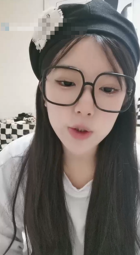 颜值无敌清纯眼镜妹，近期下海收费房【1.71g】