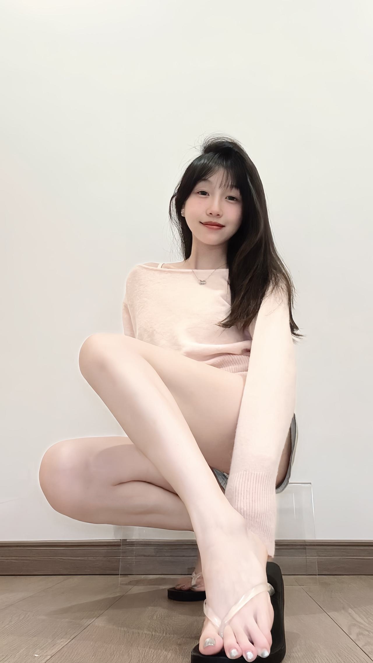抖音可爱足控少萝【别拔虎牙】，清纯萌妹反差视图合集 41.2G