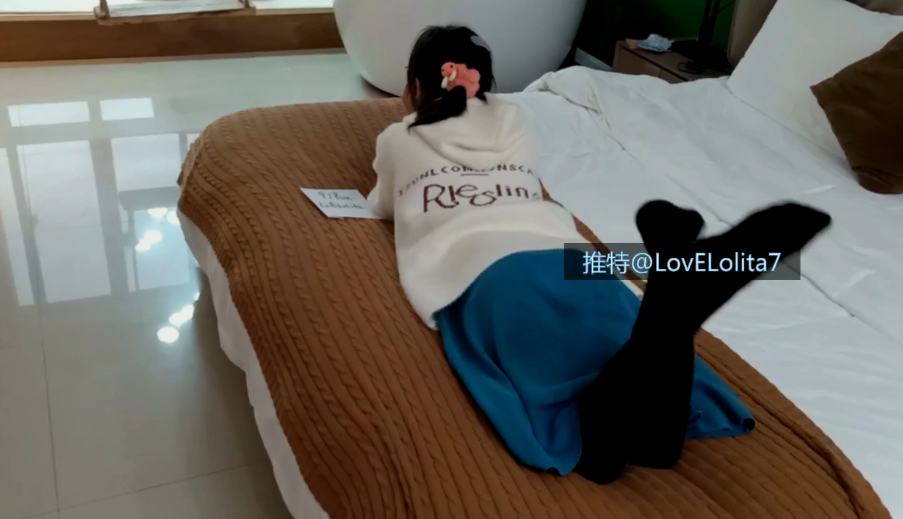 LovELolita7  广西小母狗，被主人带到酒店落地窗前全裸露出   开腿自慰玩弄小穴，被主人打桩好舒服 【1.25g】