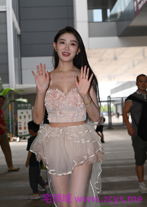 网红模特 - 珍妮 浅色雕花吊带背心 轻纱拖尾短裙 【179P523M】
