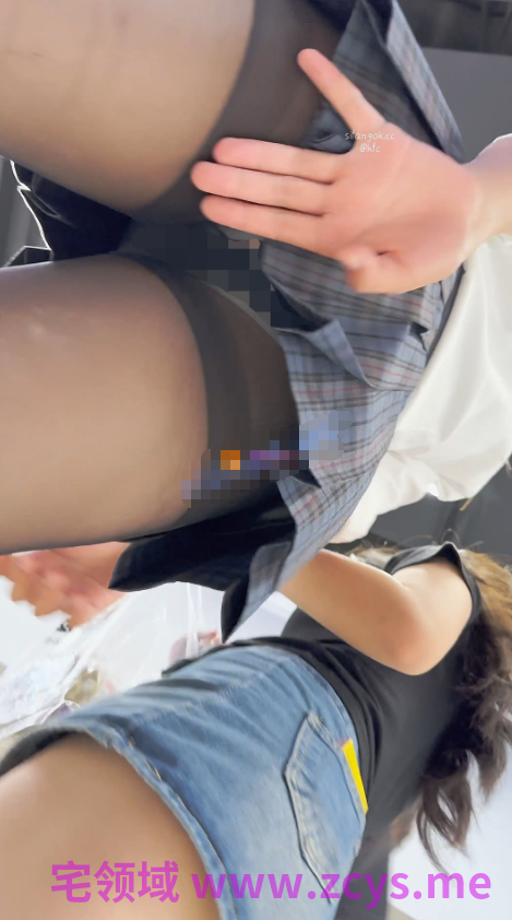 JK制服学生妹·黑丝短裙白边内·翘屁股直接把相机塞进去CD【1V+1.44G/百度】
