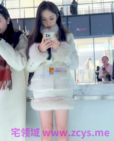 【KFC】极品美女雪天光腿·被摄影师各种拍·白色内微透黑森林【1V+618M/百度】