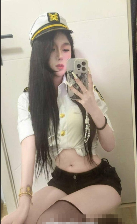 安徽合肥22岁的贱母狗叶蔚然被金主调教成彻头彻尾的骚畜。制服黑丝裹着她那欠干的腿，22岁就骚成这样【9p 1v】【578m】