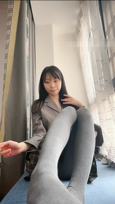 【小倩不困】灰丝jk大长腿自慰