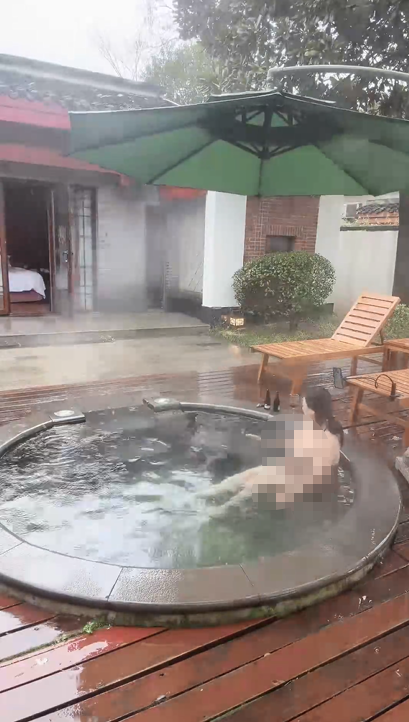 巨乳空姐  温泉会所 逼毛很多但是逼逼粉嫩 水中无套后入5v