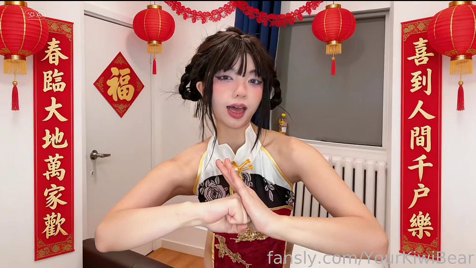 青春可爱美少女福利姬【yourkiwibear】最新作品合集，新春拜年与哥哥乱伦等多部精彩串烧
