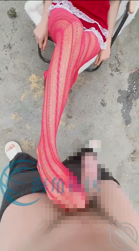 『长腿女儿丽丽』绝了，女儿皮裤长腿靴 剪开女儿的皮裤操，让女儿骑我脸上舔逼，最后把女儿插高潮喷水2v