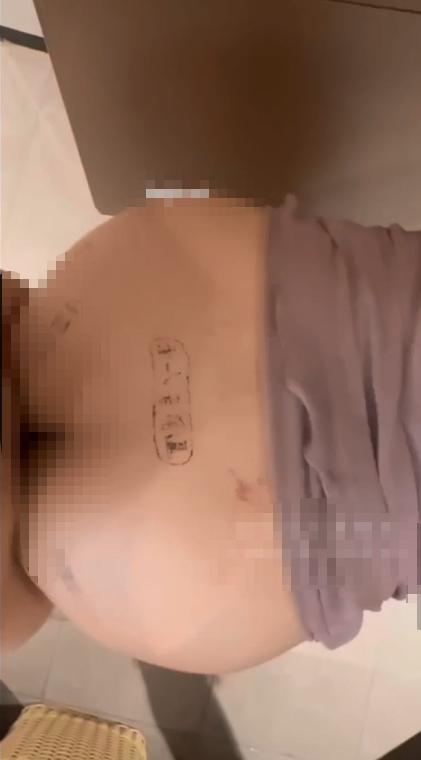 推特极品淫妻博主，【江西奇妙淫妻 红尘妃子】人妻在酒店被三男操，不过瘾到公园里摸奶露出，偶遇路人！