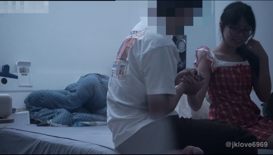 『jklove6969』三好学生_高三快毕业_虽然不是处但是第一次口_含几把_还嫌味道重_因为我故意两天没洗澡4v