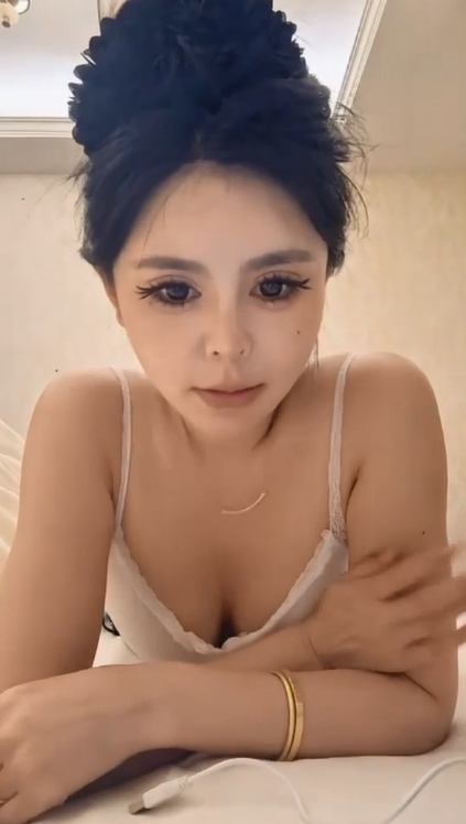 172长腿女神【水水】神似港星白虎美穴圆奶尖尖很有型吊带黑丝大屁股大鸡巴插出白浆2v