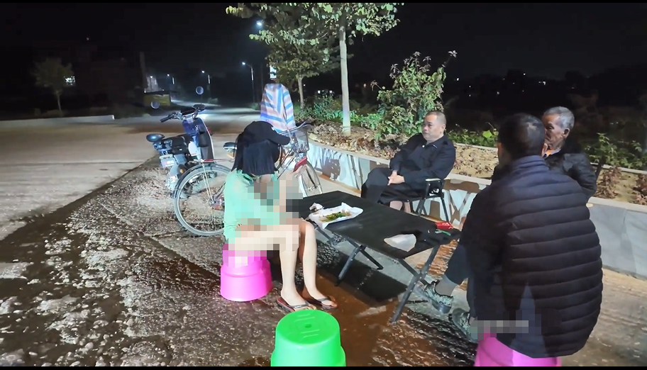 人气露出女神超大胆【cikaimoon】，绿色毛衣逛街，晚上路边摊给大爷们吓傻了