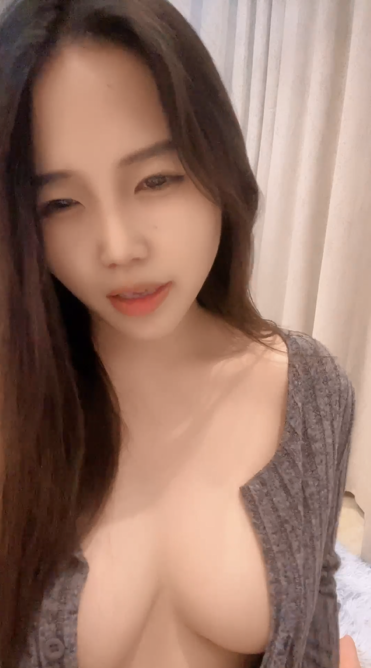 颜值嫩妹【甜奶昔】极品学生妹，36D奶白虎馒头逼【2v】