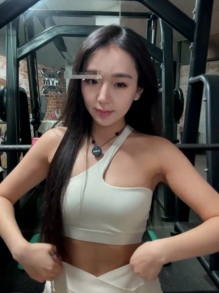 健身女神，【jiajia_L】，完美露脸，极品御姐胆子大，独自一人在锻炼，跳蛋塞穴，酥胸裸漏，紧张刺激好淫荡