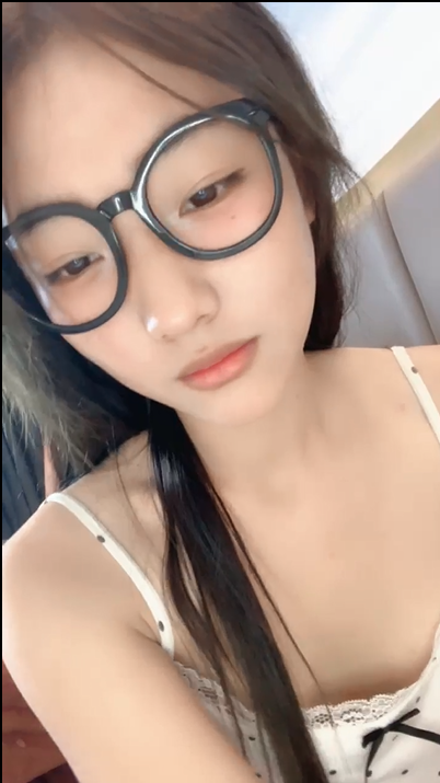 邻家清纯妹妹 超级漂亮【萱妹】带着黑眼睛超性感完美身材 大鸡巴道具自慰【9v】