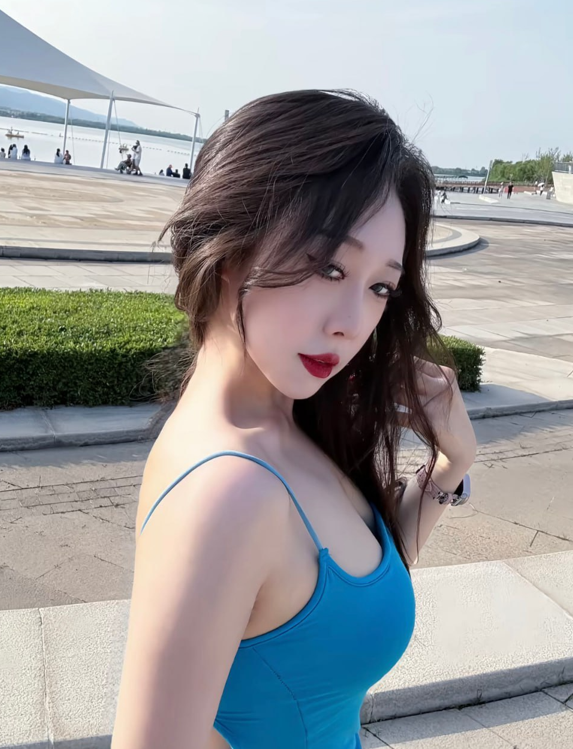 高颜值气质御姐，表面高不可攀，私下极度反差，脸穴同框露脸性爱自拍流出 【12P 1V】【246m】