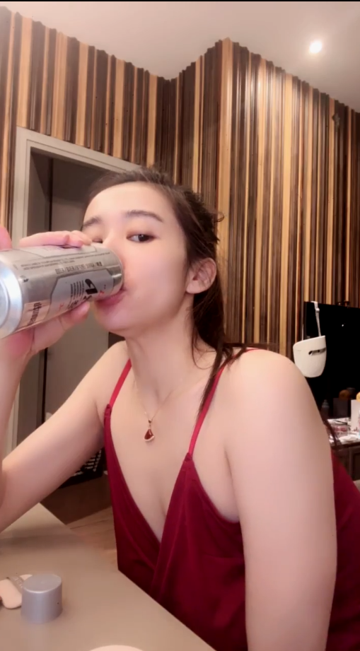 尤物推荐【美人儿】逆天女神 颜值身材吊打网红明星  跳蛋自慰爽【7v】