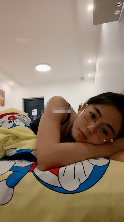 【欲求不满小少妇】，极品少妇，戴上眼镜反差感强烈，做爱途中的表情要迷死人！