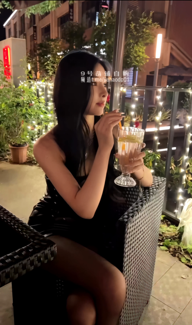 极品嫩模露出调教，野战潮喷淫水泛滥，玩的就是紧张刺激！穷人女神 富人的精盆母狗 随便使用的肉便器【12V】