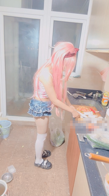 【温卿】二次元coser 塞跳蛋做饭，自慰