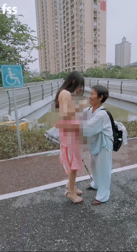 【露出经典】酷爱露出任务调教系列，敢于全裸穿行于闹市街区玩真实任务「冯珊珊」《公园全裸搭讪奶奶》