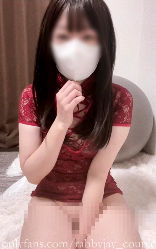 财阀母狗，蜜桃臀嫩逼UP主【rabbyjay_couple】红色唐装自慰