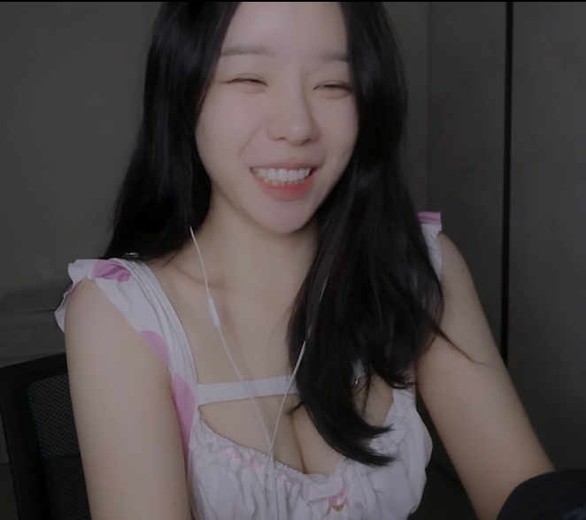 Yeonchu_我为什么这么爱说话呢……？一边浏览新衣服一边窃窃私语♥1V556M百度盘