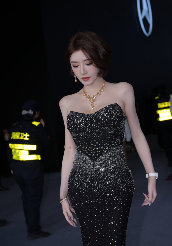 网红模特 小喵大宝 黑色抹胸碎钻礼服长裙 【80P86M】